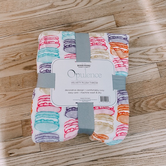 Berkshire Other - Macaron Throw Blanket